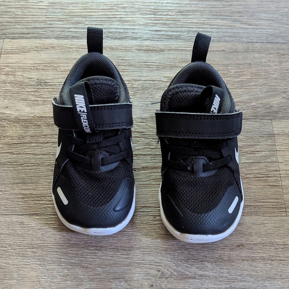 Nike Flex Control Youth Kids Black and White Sneakers Shoes Size 6 - Picture 2 of 7